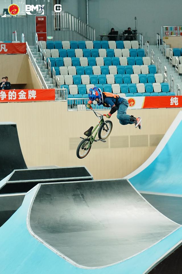 关于东道主运动员技压群雄，夺得冠军的信息