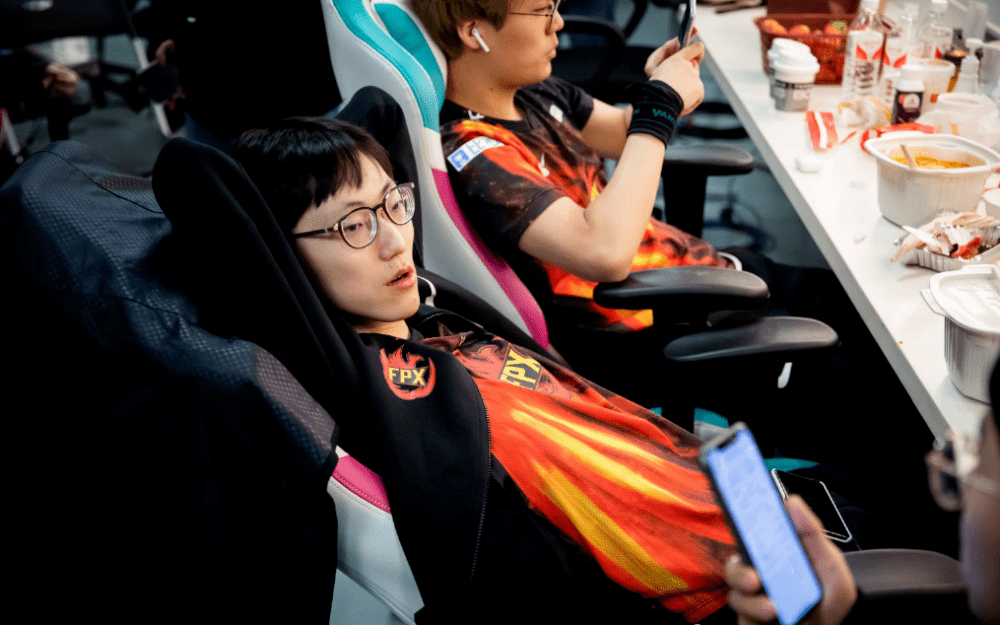 Scout连续二十场比赛得分超过势不可挡，快船挑战极限！